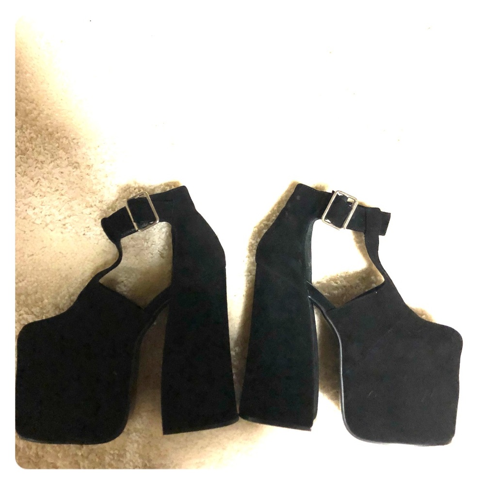 CHUNKY BLACK BOOTIES WITH SIDE CUTOUTS